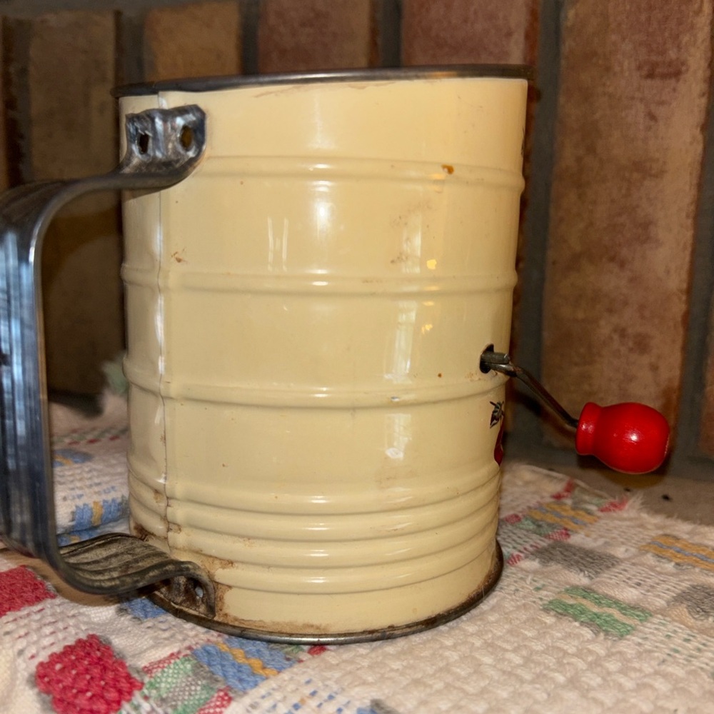 Vintage Apple Flour Sifter Hand Crank Farmhouse Kitchen Decor - Picture 3 of 5